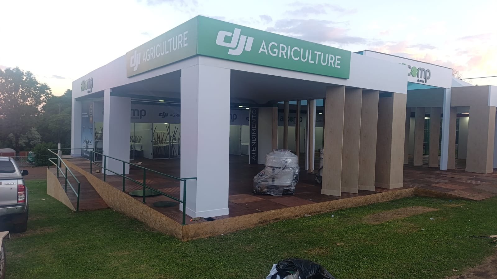 Vista ao entardecer do estande externo da Allcomp Drones com iluminação cênica