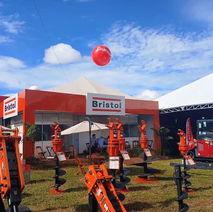 Estande da Bristol montado a campo aberto em feira de maquinários