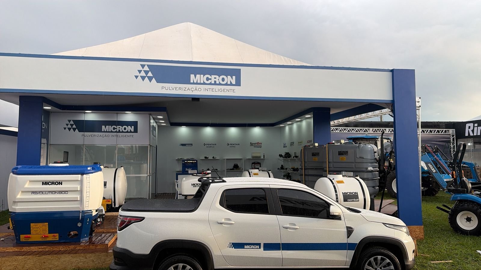 Estande da Micron montado em área externa para feira agroindustrial