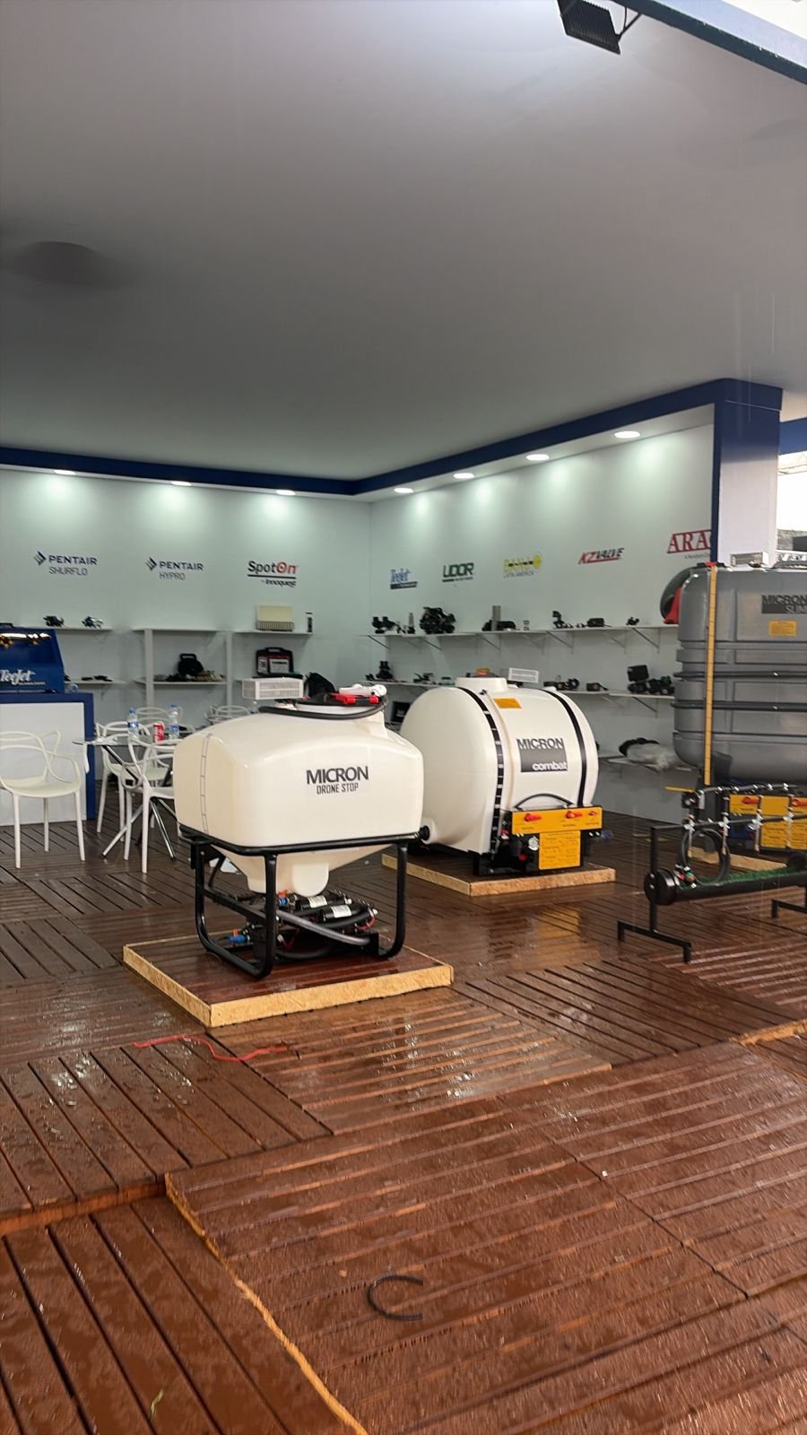 Espaço interno de reuniões do estande Micron